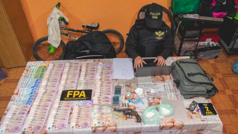 Además de droga, armas y vehículos, también secuestraron dinero.