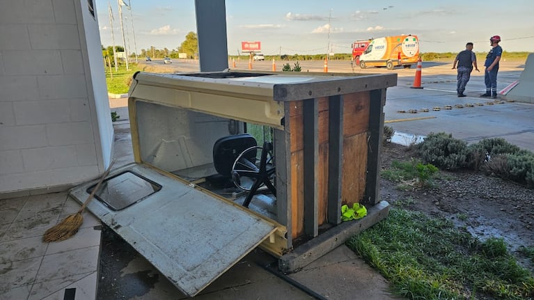 Además del fallecido hubo dos personas heridas por el colapso de las cabinas.