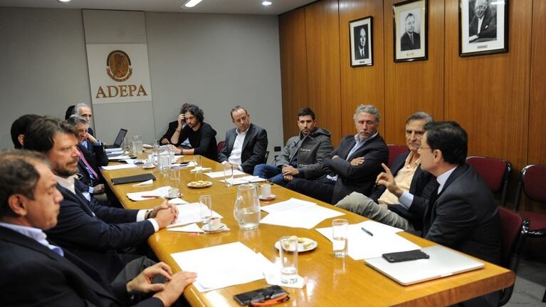 ADEPA se reunión ante el escándalo de Facebook.