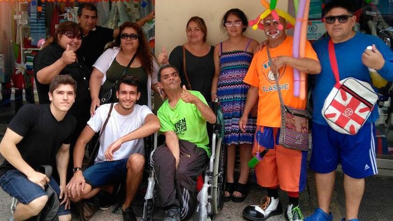 Admirable acción: le regaló una silla de ruedas a un discapacitado