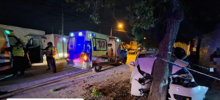 Adolescentes amenazaron con un machete a un Uber para robarle el auto y lo estrellaron contra un árbol 