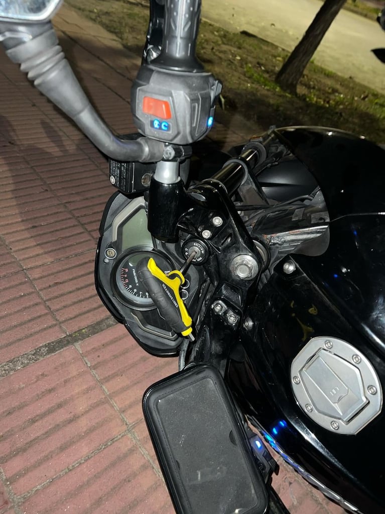 Adolescentes de 13 y 15 años robaron una moto de un complejo y los atrapó la Policía