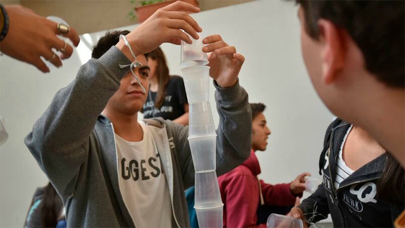 Adolescentes de colegios secundarios se juntaron a reflexionar sobre cómo prevenir adicciones.