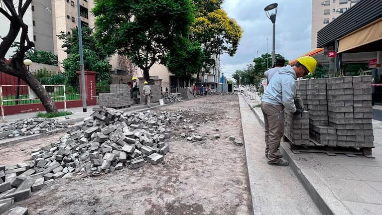 Adoquines en Güemes: los levantan por tercera vez por defectos en la obra