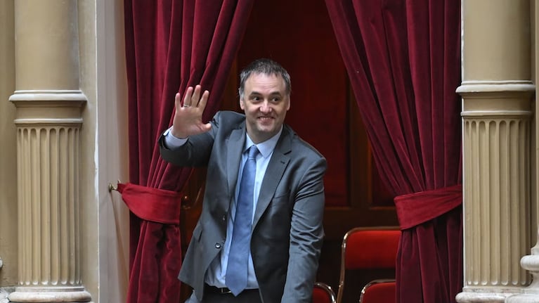Adorni sigue investigado por sus fondos en dólares.