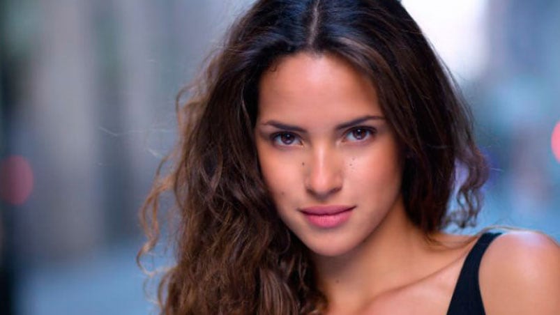 Adria Arjona calienta la novela "True Detective".