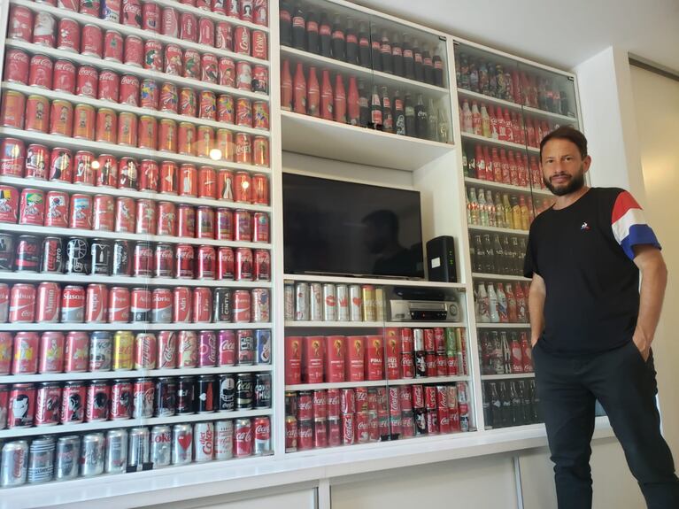 Adrián Ambasch tiene todo el merchandising de la histórica marca. Foto: Juan Pablo Lavisse/ElDoce.