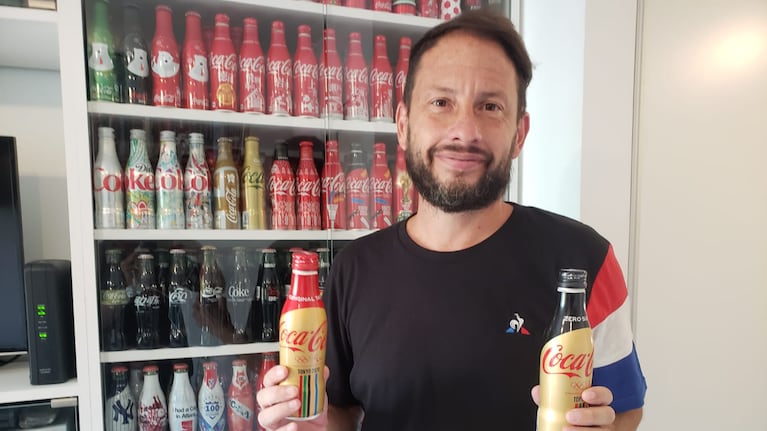 Adrián Ambasch tiene todo el merchandising de la histórica marca. Foto: Juan Pablo Lavisse/ElDoce.