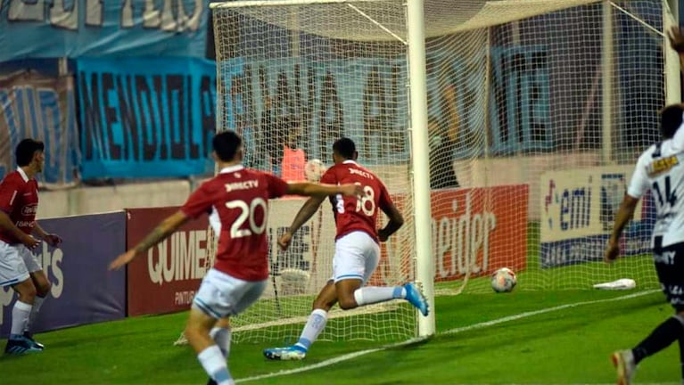 Adrián Balboa marcó el gol del triunfo a los 16 minutos del segundo tiempo. (Foto: Facundo Luque / La Voz)
