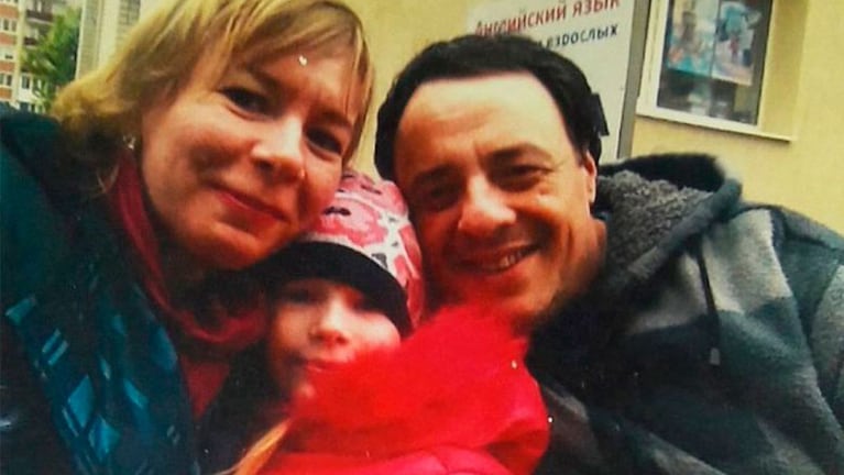 Adrián junto a su esposa y su hija mayor en Rusia.