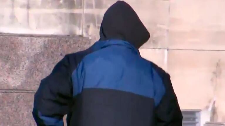 Adrián "Pollo" Conci llegó de incógnito con la capucha de la campera cubriéndole el rostro.