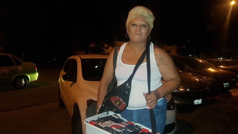 Adriana, 40 años vendiendo en la puerta de los bailes de cuarteto.