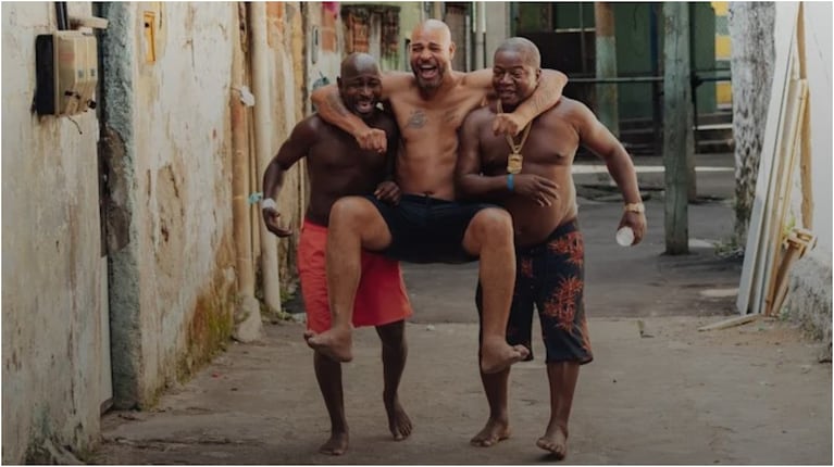 Adriano con sus amigos en la favela Vila Cruzeiro, en Río de Janeiro. (Foto Sam Robles/The Players' Tribune)