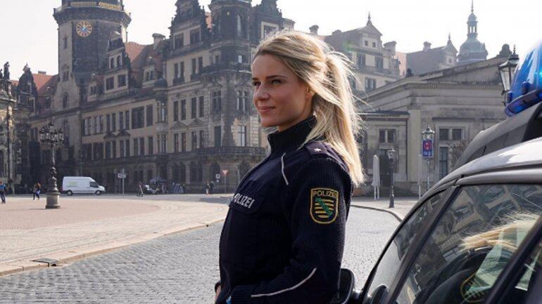 Adrienne Koleszár, protege las calles de Dresden en Alemania.