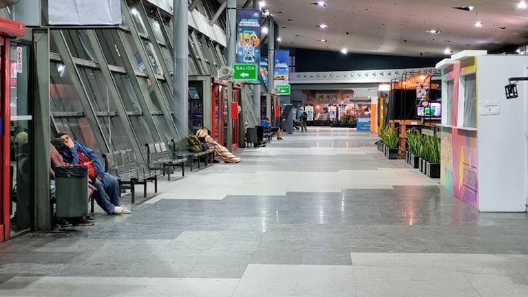 Advierten un aumento de personas en situación de calle durmiendo en la terminal.