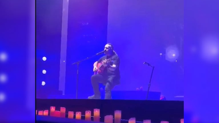 Afina las guitarras, Arjona se demoró y le pidieron que cantara en el escenario