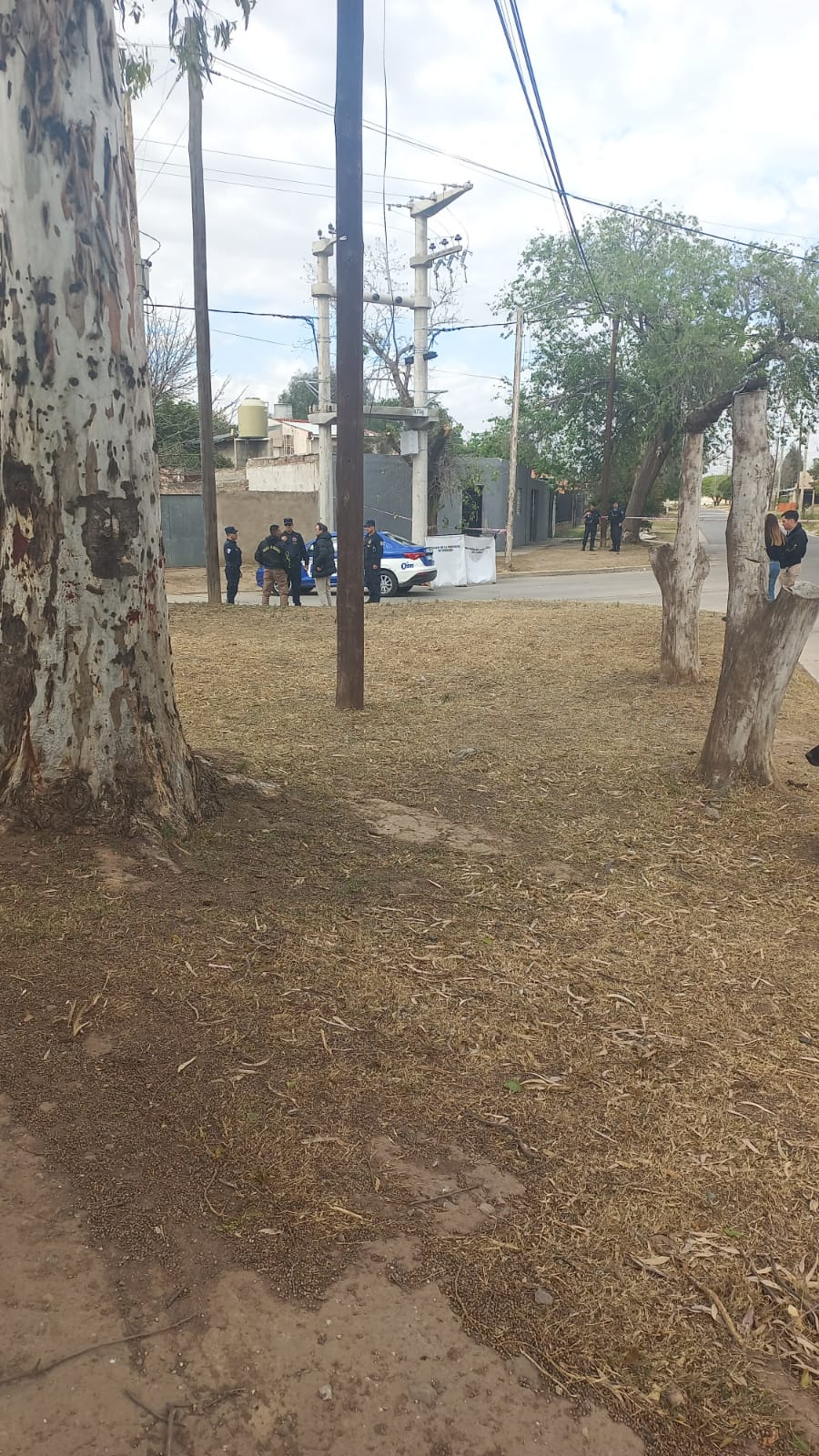 Agentes de la División Homicidios trabajan en el lugar.