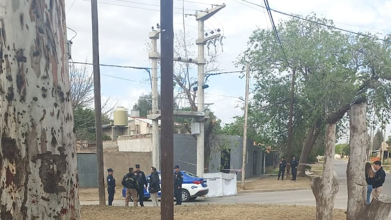 Agentes de la División Homicidios trabajan en el lugar.
