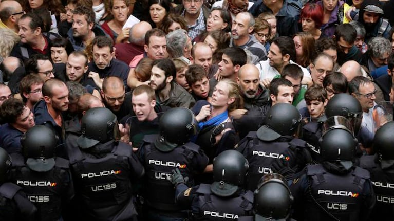 Agentes enviados por el gobierno de Mariano Rajoy se encontraron con sus maletas en la calle.