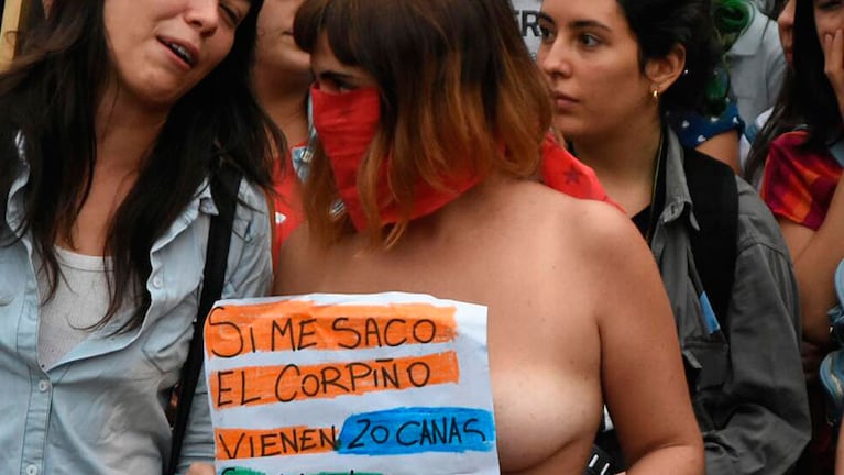 Agrupaciones feministas y políticas participaron de la marcha: Foto: Lucio Casalla / ElDoce.tv