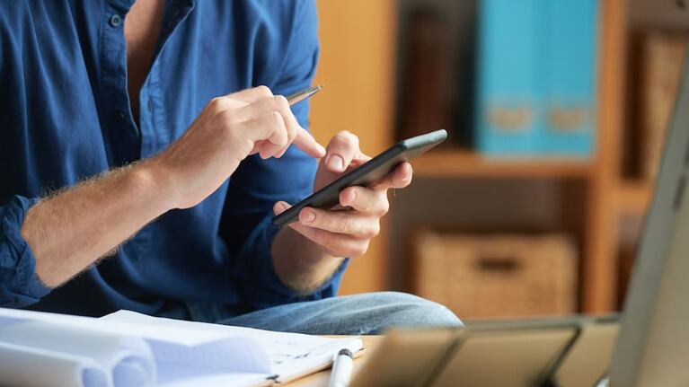 Aguas Cordobesas trabaja permanentemente para potenciar el cuidado de los recursos, como así también el tiempo de sus clientes. Freepik.