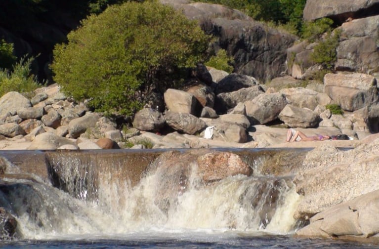 Aguas cristalinas, playa de arena y una cascada: 3 imperdibles de Nono para disfrutar el verano en Córdoba