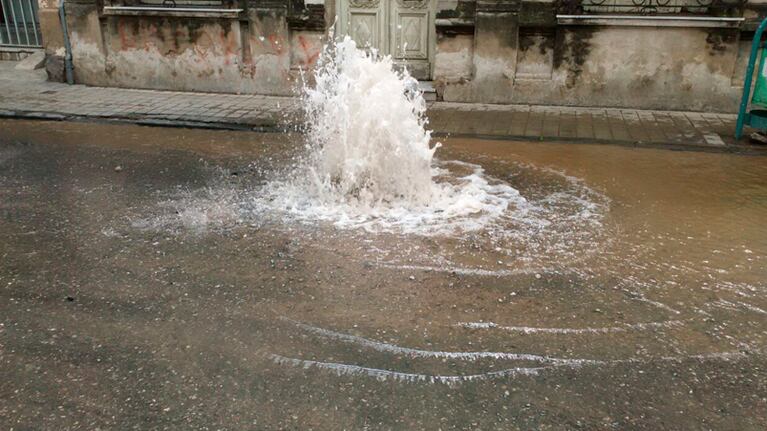 Aguas danzantes en medio de la calle Deán Funes.