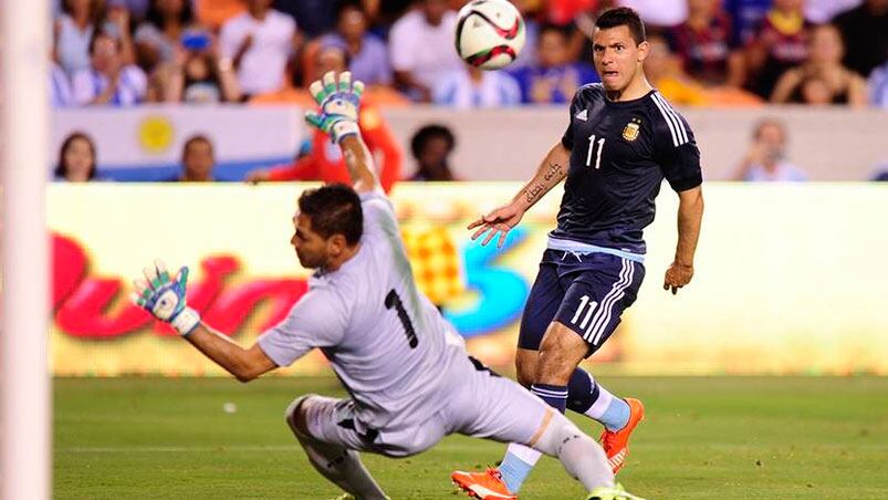 Agüero definió con clase ante la salida del arquero boliviano. Foto: Clarín.