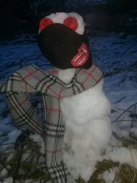 Agus Pereyra y su muñeco de nieve con barbijo.