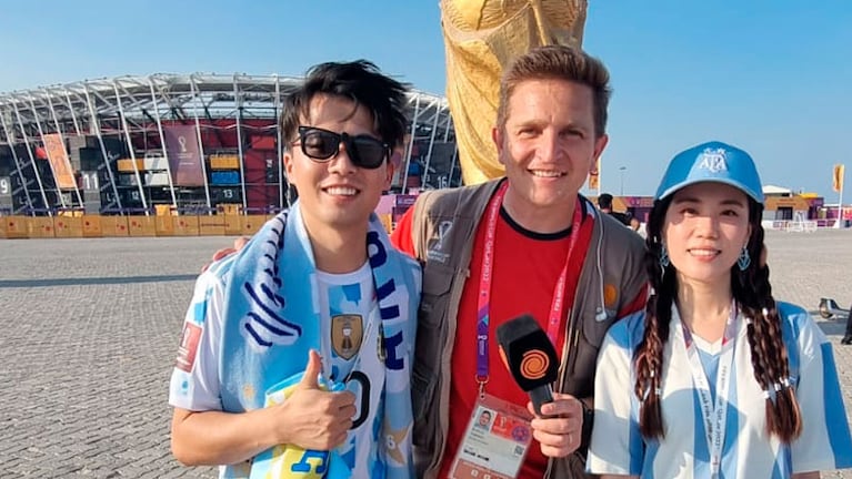 Agustín Burgi junto a la pareja de turistas chinos fanáticos de Argentina. Foto: Lucio Casalla/El Doce.