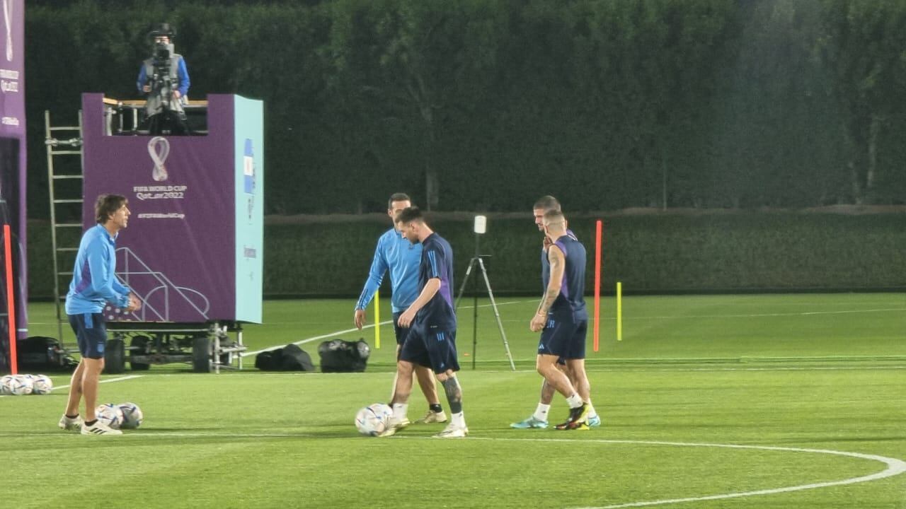 Agustín Burgi y Lucio Casalla, enviados de El Doce a Qatar, presentes en el entrenamiento argentino.