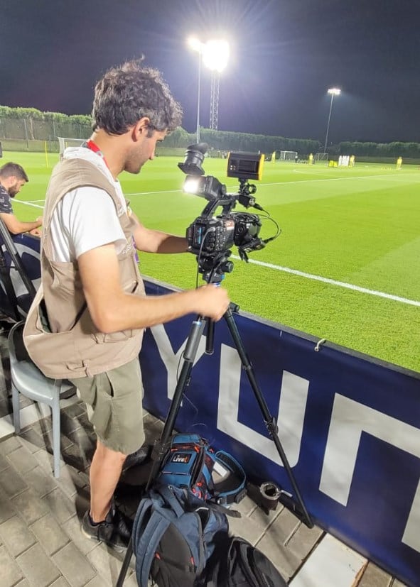 Agustín Burgi y Lucio Casalla, enviados de El Doce a Qatar, presentes en el entrenamiento argentino.