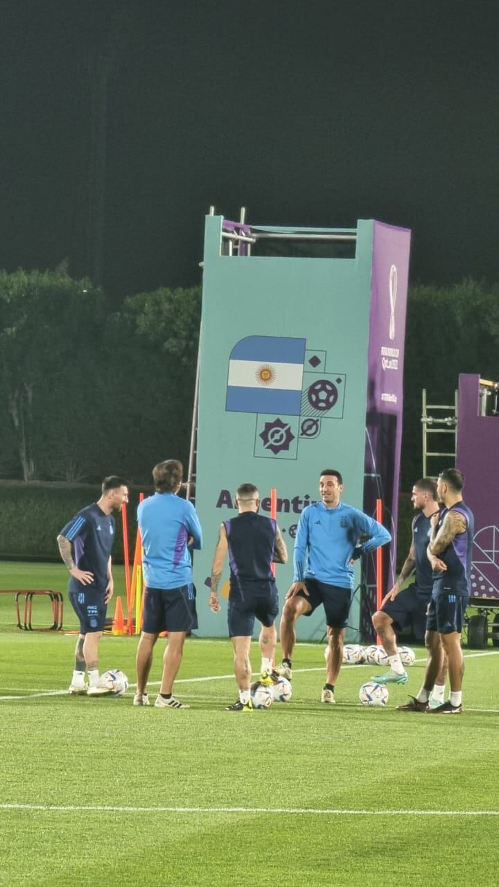 Agustín Burgi y Lucio Casalla, enviados de El Doce a Qatar, presentes en el entrenamiento argentino.