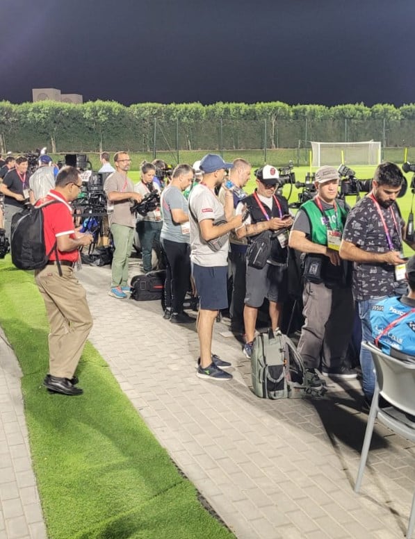 Agustín Burgi y Lucio Casalla, enviados de El Doce a Qatar, presentes en el entrenamiento argentino.