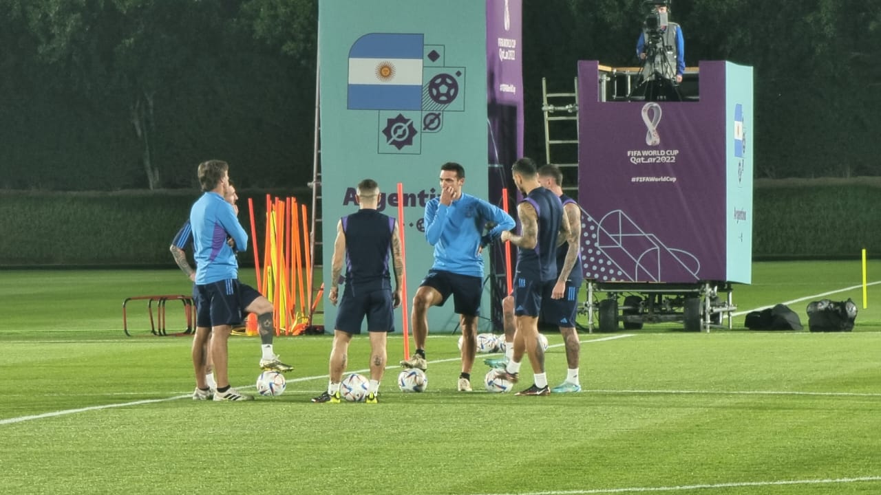 Agustín Burgi y Lucio Casalla, enviados de El Doce a Qatar, presentes en el entrenamiento argentino.