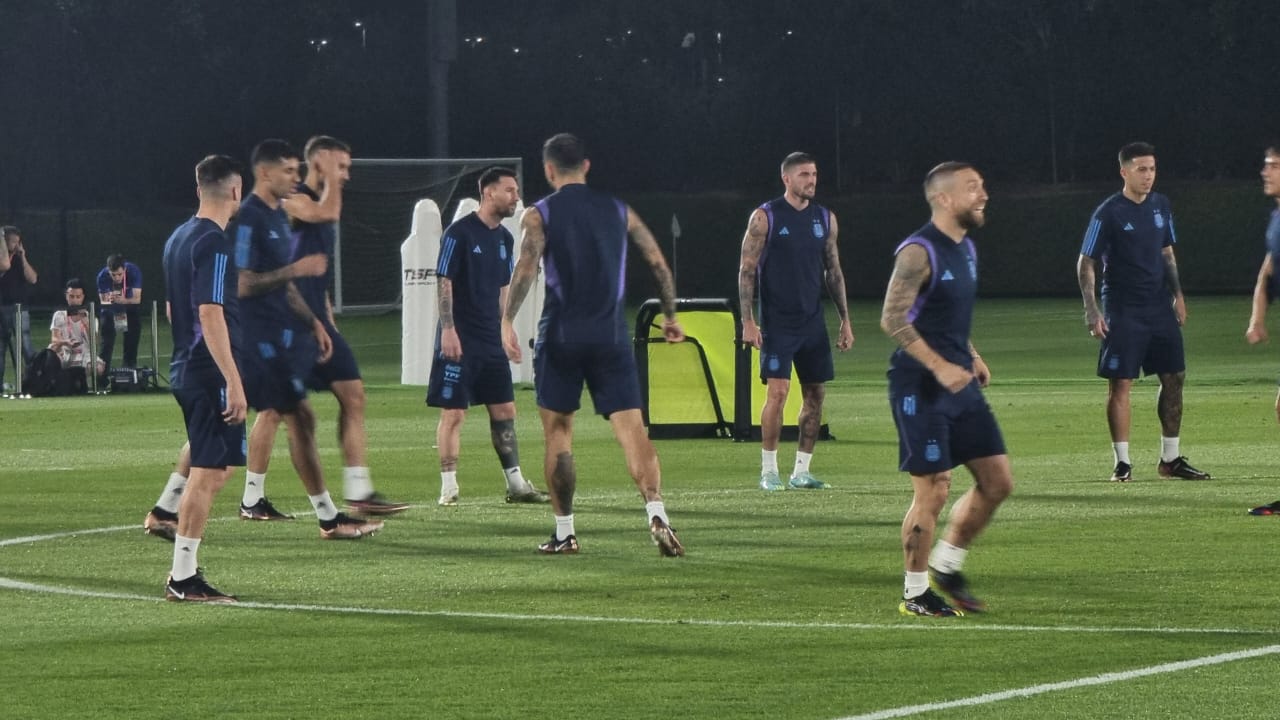 Agustín Burgi y Lucio Casalla, enviados de El Doce a Qatar, presentes en el entrenamiento argentino.