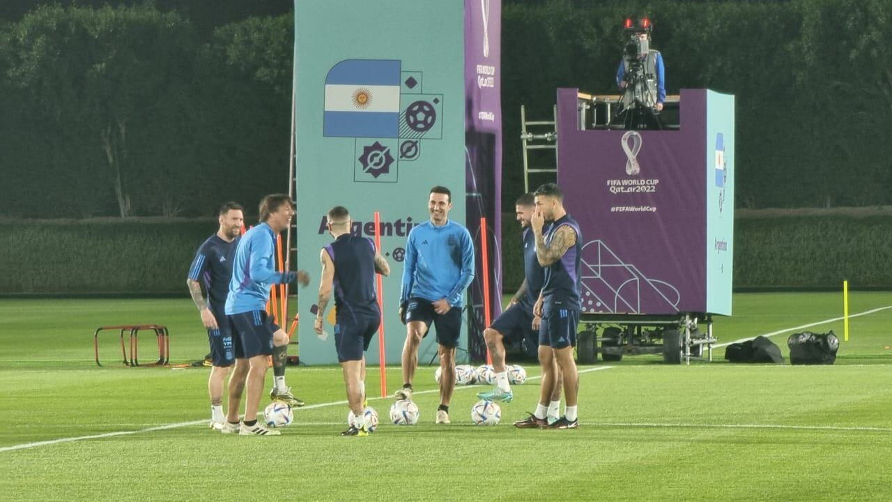 Agustín Burgi y Lucio Casalla, enviados de El Doce a Qatar, presentes en el entrenamiento argentino.