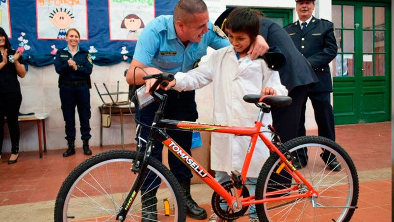 Agustín con su bicicleta nueva. Foto: El Puntal.