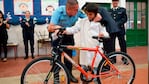 Agustín con su bicicleta nueva. Foto: El Puntal.