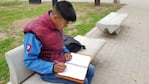 Agustín conmovió en noviembre pasado, cuando lo fotografiaron estudiando en el Parque del Chateau.