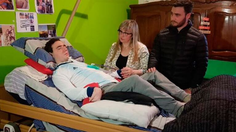 Agustín, junto a su mamá y a su hermano gemelo días antes de su fallecimiento.