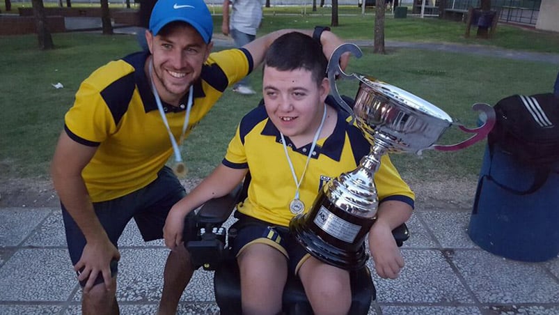 Agustín junto al técnico Lucas y la copa que lleva su nombre.