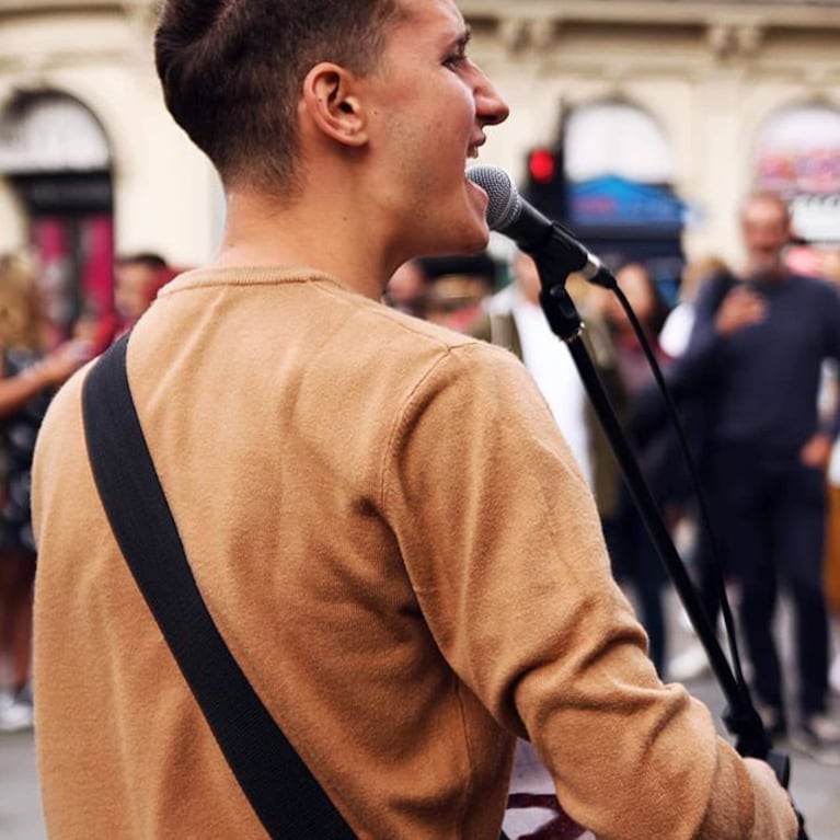 Agustin Kafka es cordobés y triunfa en las calles de Londres con su música.