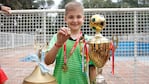 Agustín posó con la copa y el pin para concientizar sobre la donación de órganos.