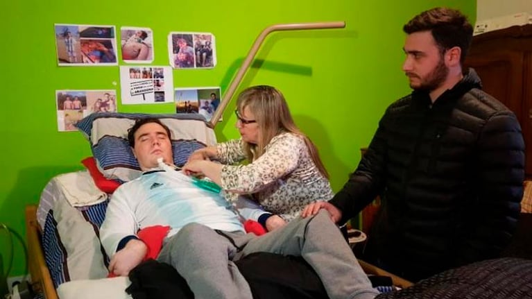 Agustín quedó cuadripléjico y al cuidado de su mamá y su hermano gemelo.