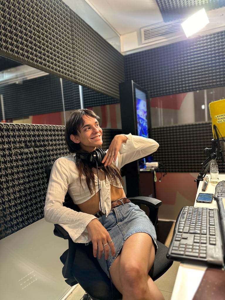 Agustina disfruta de conducir su programa radial.