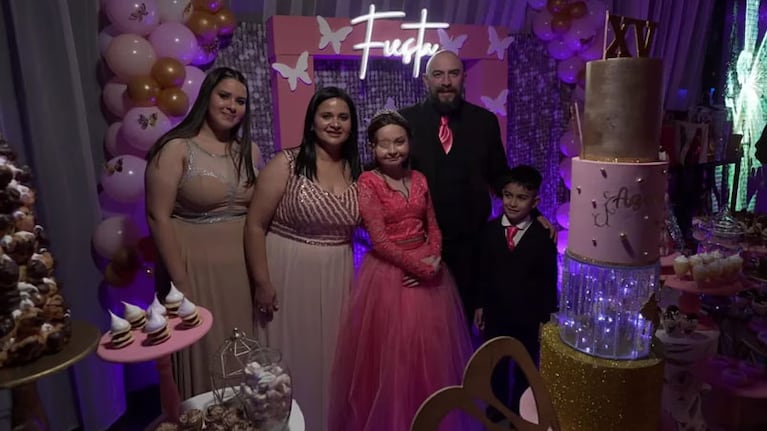 Agustina junto a su papá, su mamá y sus hermanos.
