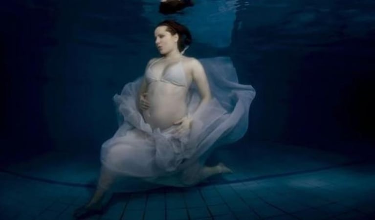 Agustina Kämpfer, bajo el agua a días de dar a luz
