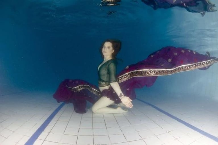 Agustina Kämpfer, bajo el agua a días de dar a luz