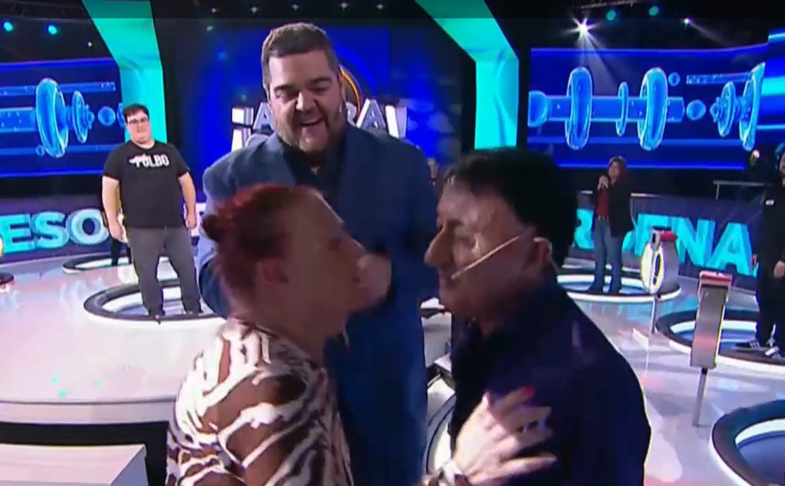 Ahora Caigo: Barassi le presentó una mujer del público a un participante y se dieron un besazo